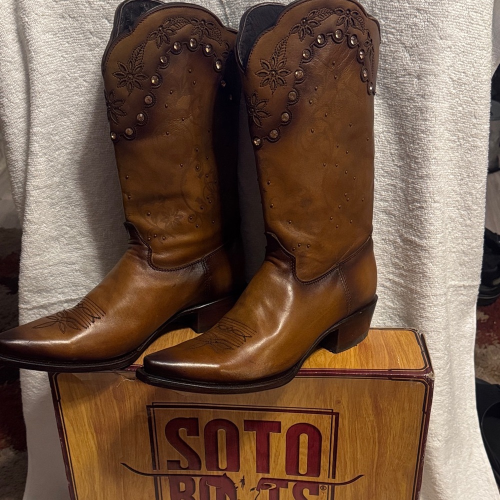 Soto Boots Womens Tan Zippered Burnished Cowgirl Boots M50050
- Size 12M